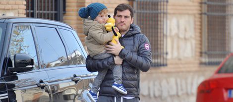 Iker Casillas con su hijo Martín pasando la Navidad 2015 en Corral de Almaguer