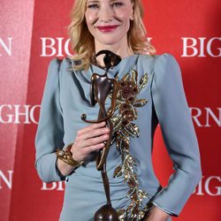 Cate Blanchett con su premio en el Festival de Palm Springs 2015