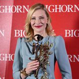Cate Blanchett con su premio en el Festival de Palm Springs 2015