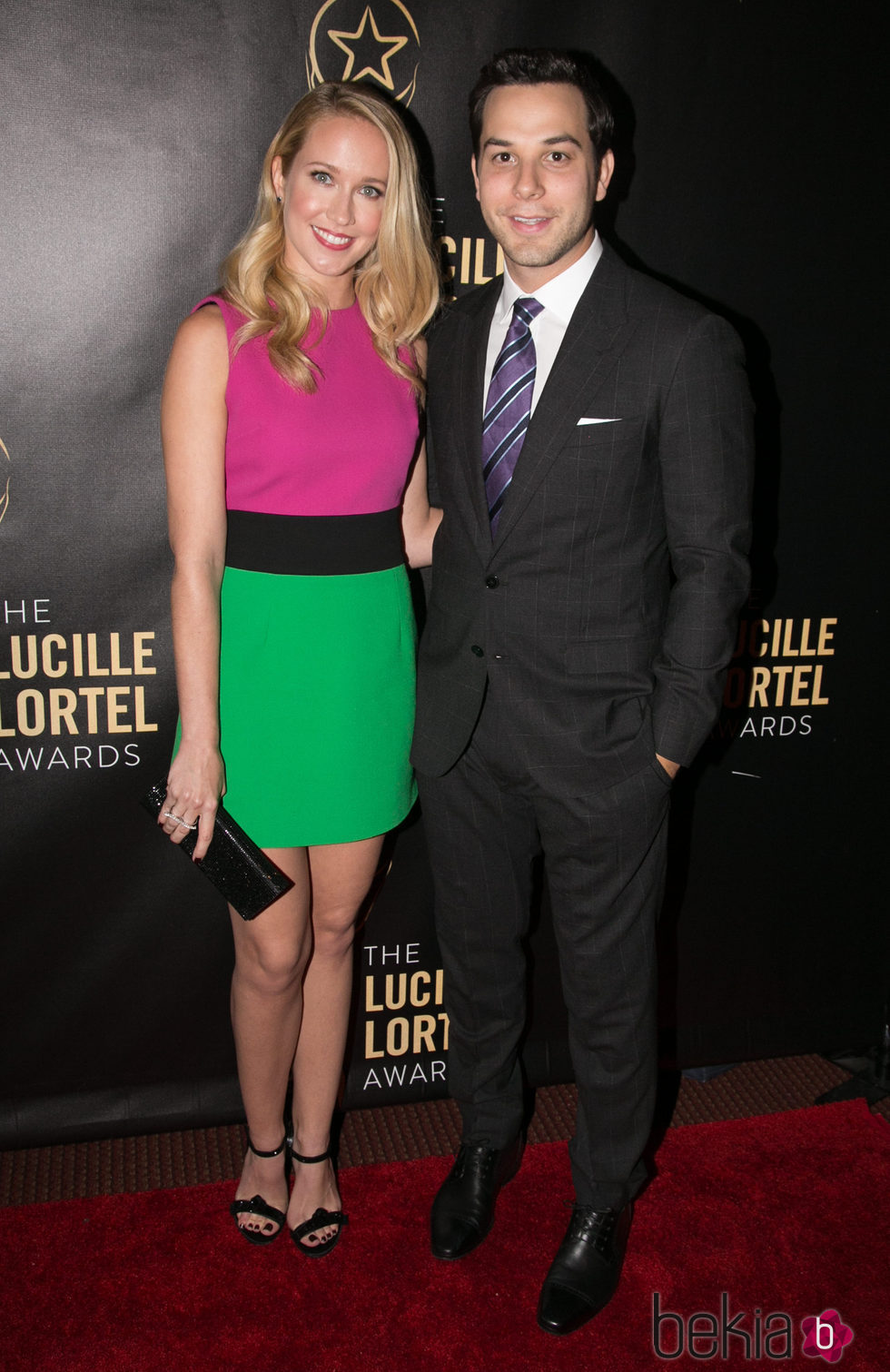 Anna Camp y Skylar Astin en los Lucille Lortel Awards 2015