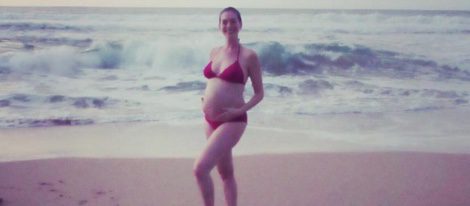 Anne Hathaway posa embarazada en la playa