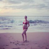 Anne Hathaway posa embarazada en la playa