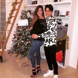 Jessica Bueno luce embarazo para felicitar la Navidad 2015 junto a Jota Peleteiro