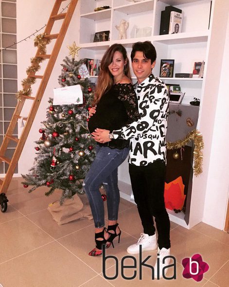 Jessica Bueno luce embarazo para felicitar la Navidad 2015 junto a Jota Peleteiro