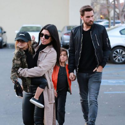 Scott Disick y Kourtney Kardashian acompañados por sus hijos Penelope y Mason
