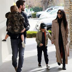 Kourtney Kardashian y Scott Disick muy sonrientes  con sus hijos Penelope y Mason