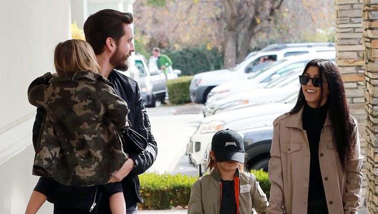 Kourtney Kardashian y Scott Disick muy sonrientes  con sus hijos Penelope y Mason