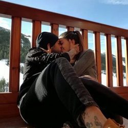 Dani Alves y Joana Sanz besándose en la nieve
