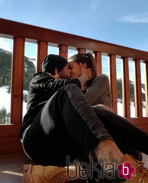 Dani Alves y Joana Sanz besándose en la nieve