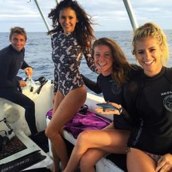 Nina Dobrev y sus amigos de vacaciones en Hawaii