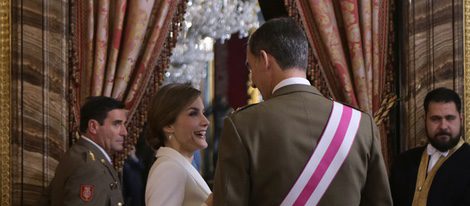 Los Reyes Felipe y Letizia, muy cómplices en la Pascua Militar 2016