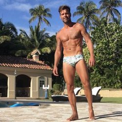 Ricky Martin presumiendo de abdominales junto a la piscina en Puerto Rico