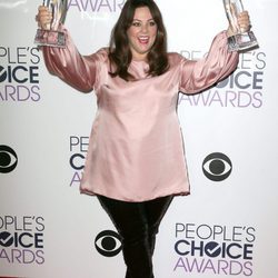 Melissa McCarthy con sus dos premios en los People's Choice Awards 2016
