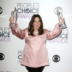 Melissa McCarthy con sus dos premios en los People's Choice Awards 2016