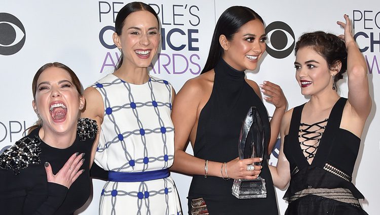 Ashley Benson, Lucy Hale, Troian Bellisario y Shay Mitchell en los People's Choice Awards 2016