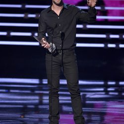Chris Hemsworth con su premio en los People's Choice Awards 2016