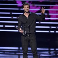 Chris Hemsworth con su premio en los People's Choice Awards 2016