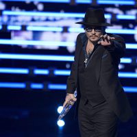 Johnny Depp con su premio en los People's Choice Awards 2016