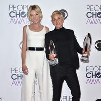 Ellen DeGeneres y Portia de Rossi en los People's Choice Awards 2016