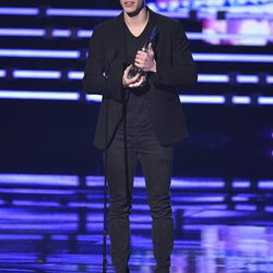Shawn Mendes con su premios en los People's Choice Awards 2016