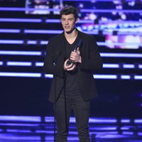 Shawn Mendes con su premios en los People's Choice Awards 2016
