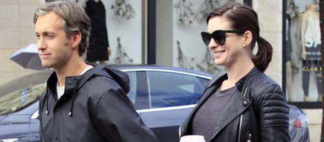 Anne Hathaway embarazada con su marido Adam Shulman en Beverly Hills