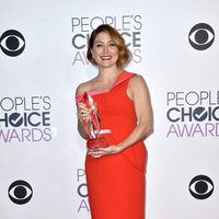 Sasha Alexander con su premio en los People's Choice Awards 2016
