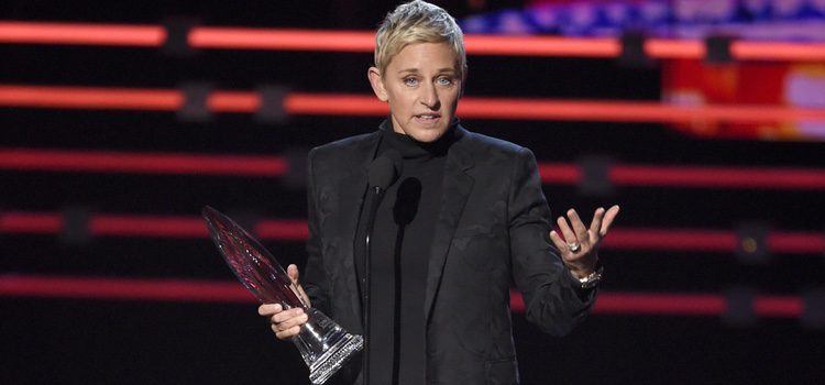 Ellen DeGeneres con su premio en los People's Choice Awards 2016