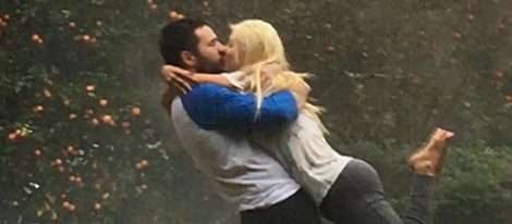 Christina Aguilera y Matthew Rutler besándose bajo la lluvia