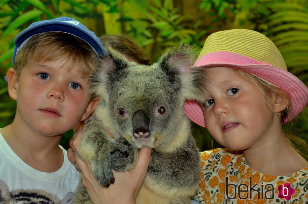 Los Príncipes Vicente y Josefina de Dinamarca en su quinto cumpleaños con un koala