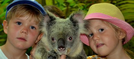 Los Príncipes Vicente y Josefina de Dinamarca en su quinto cumpleaños con un koala