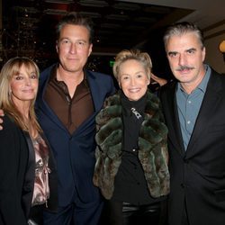 John Corbett, Bo Derek, Sharon Stone y Chris Noth en una fiesta antes de los Globos de Oro