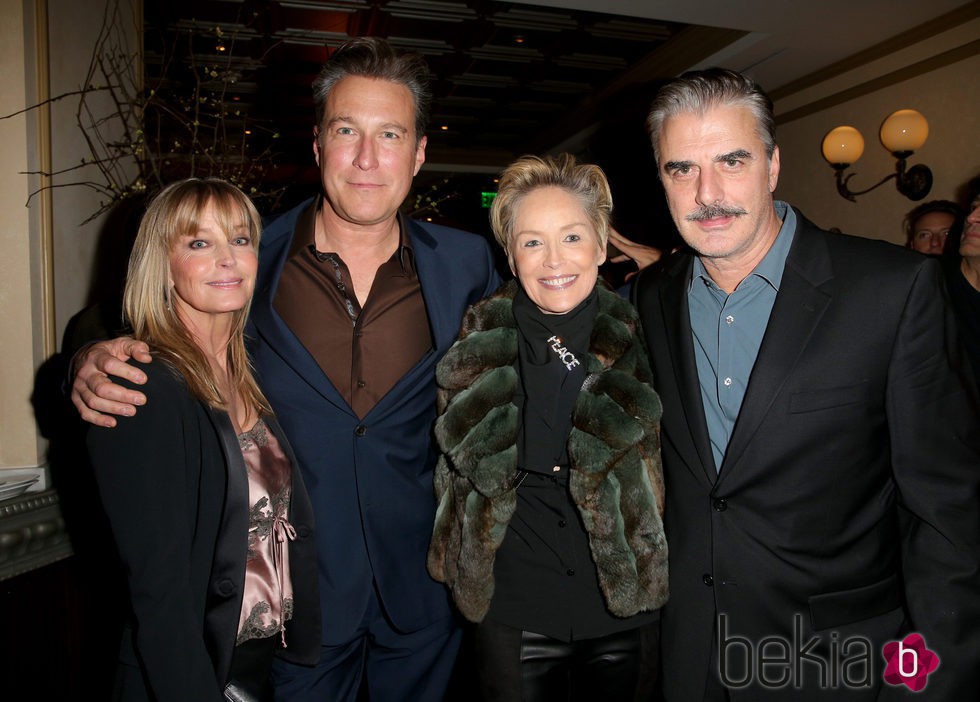 John Corbett, Bo Derek, Sharon Stone y Chris Noth en una fiesta antes de los Globos de Oro