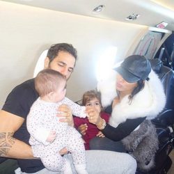 Cesc Fábregas y Daniella Semaan volando con sus hijas Lia y Capri de Londres a Barcelona