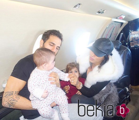 Cesc Fábregas y Daniella Semaan volando con sus hijas Lia y Capri de Londres a Barcelona