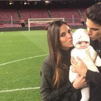 Melissa Jiménez y Marc Bartra protagonizan una tierna foto junto a su hija Gala en el Camp Nou