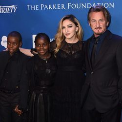 Sean Penn junto a Madonna y sus hijos en la gala benéfica por Haití 2016 demostrándose mutuo apoyo