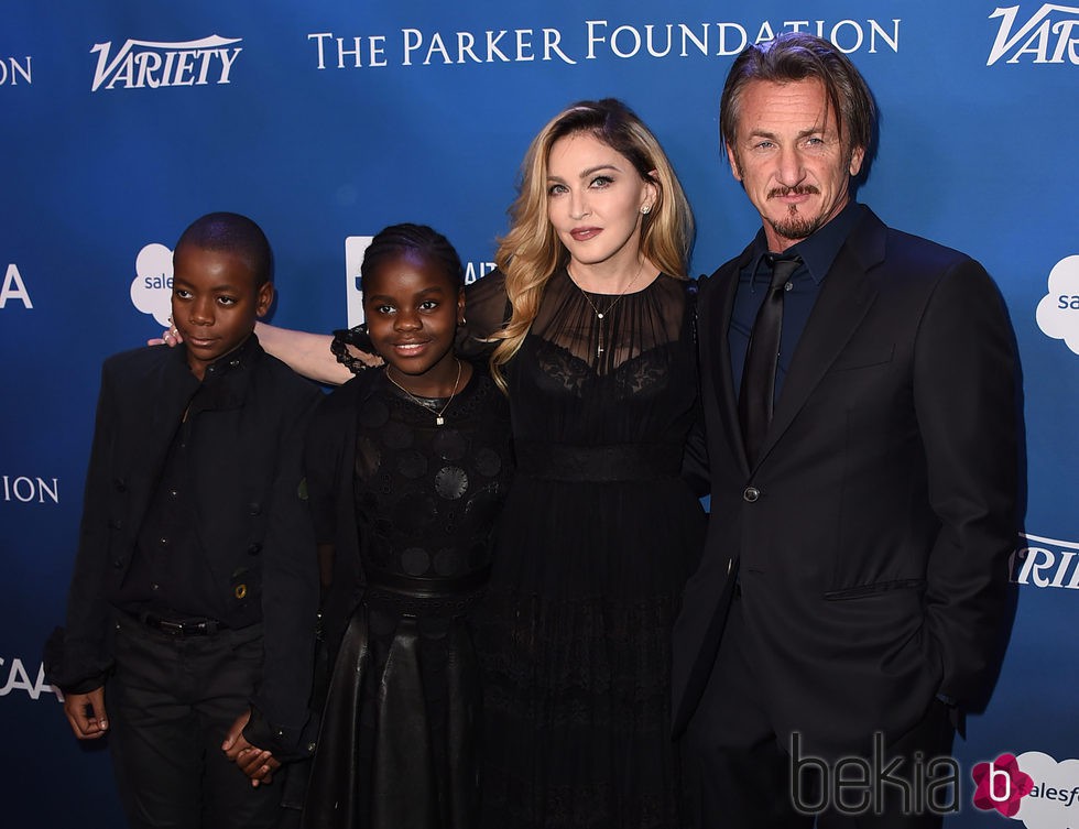 Sean Penn junto a Madonna y sus hijos en la gala benéfica por Haití 2016 demostrándose mutuo apoyo