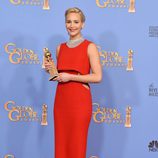 Jennifer Lawrence posando con su premio de los Globos de Oro 2016