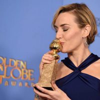 Kate Winslet besando su premio de los Globos de Oro 2016