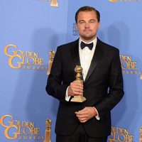 Leonardo DiCaprio posando con su premio de los Globos de Oro 2016