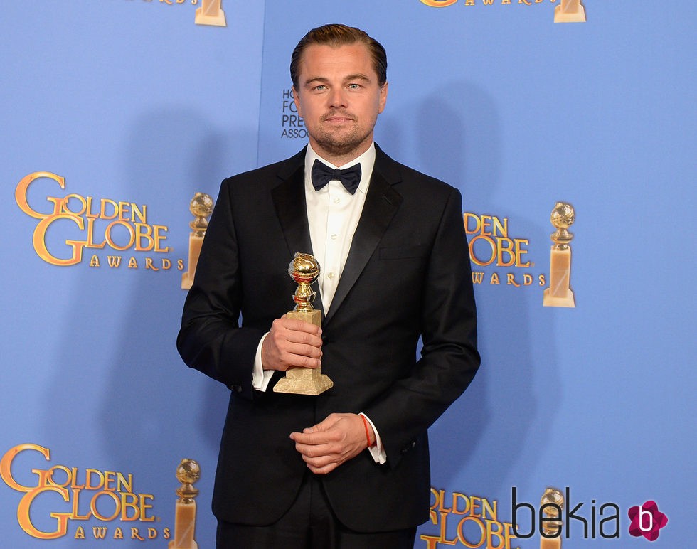 Leonardo DiCaprio posando con su premio de los Globos de Oro 2016
