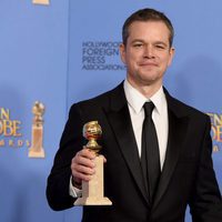 Matt Damon posando con su premio de los Globos de Oro 2016
