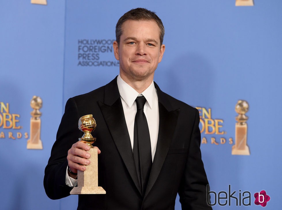 Matt Damon posando con su premio de los Globos de Oro 2016