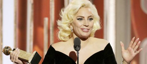 Lady Gaga recogiendo su galardón de mejor actriz de miniserie en los Globos de Oro 2016