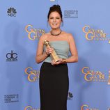 Maura Tierney posando con su premio de los Globos de Oro 2016