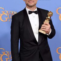 Christian Slater con su premio de los Globos de Oro 2016