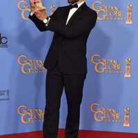 Oscar Isaac con su premio de los Globos de Oro 2016