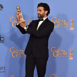 Oscar Isaac con su premio de los Globos de Oro 2016