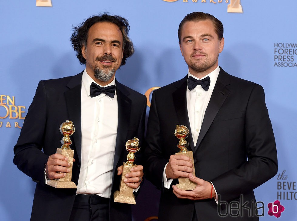 Leonardo DiCaprio y Alejandro González Iñarritu posando con sus Globos de Oro 2016